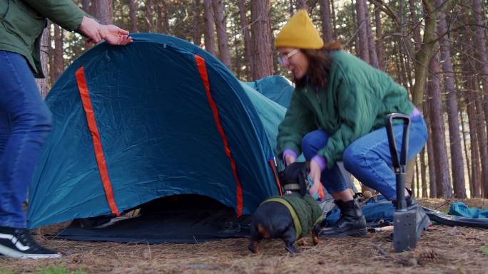 年轻漂亮的夫妇搭起帐篷露营