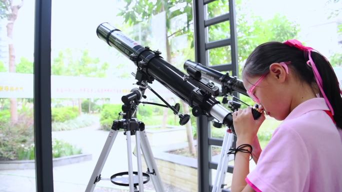 小学生使用天文望远镜 小学生科学实验