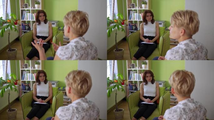 一位女心理学家在办公室与一名患者交谈
