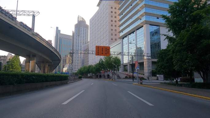 上海封城中的高架路旁街道