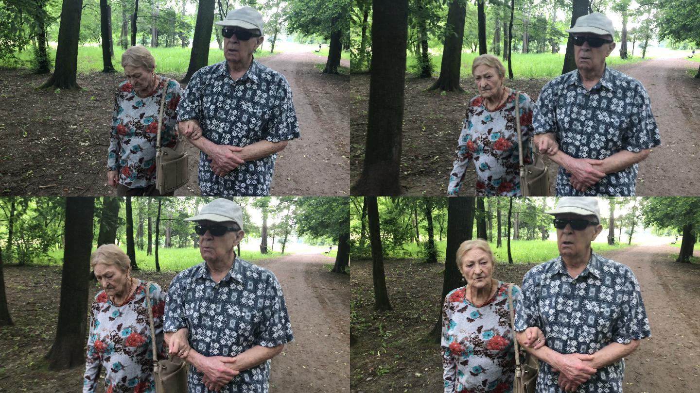 公园里的老年夫妇步履蹒跚