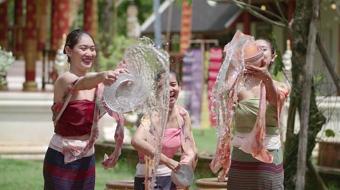 泰国和老挝的一群男孩和女孩在泼水节泼水