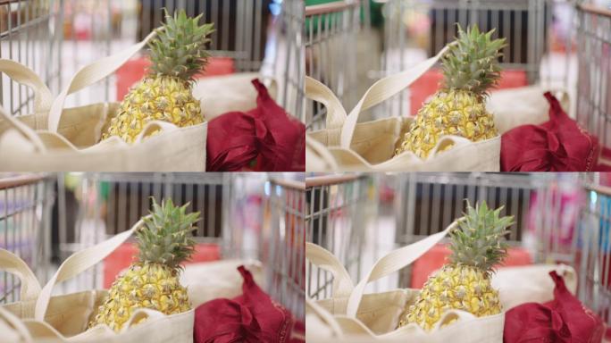 购物车里布袋里的菠萝穿过市场