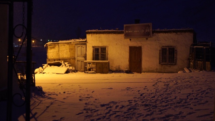 雪中房屋 路灯灯光 白雪皑皑 夜晚夜景