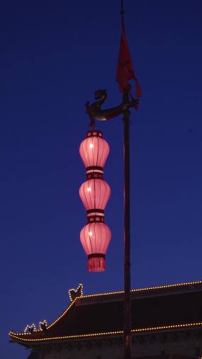 晚上古城墙顶部的灯笼/中国陕西西安视频素材