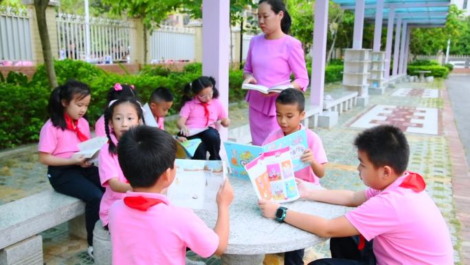 校园生活 小学生课后时间学习看书