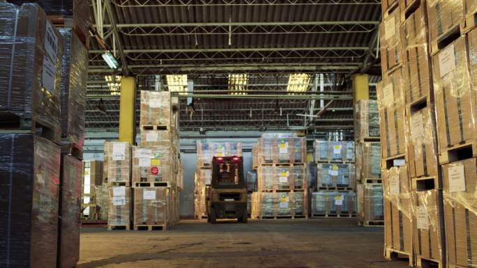 在仓库的卡车上装载产品，用叉车从卡车上卸下货物，卡车进入机库卸下和装载货物