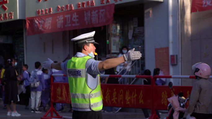 交警执勤 小孩放学 一盔一带