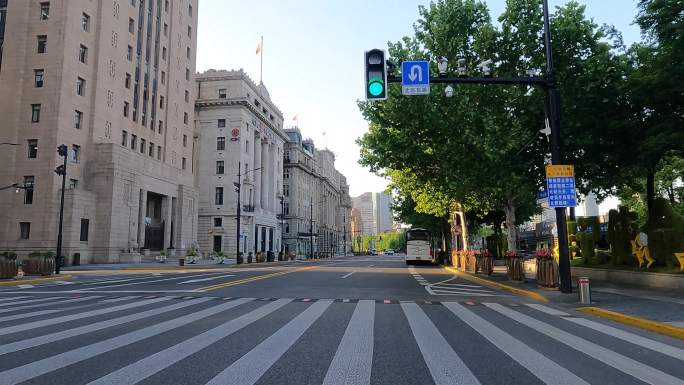 上海封城中的阳光外滩街道路况