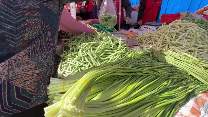 阿姨挑选豆角买各种豆角毛豆扁豆 (5)