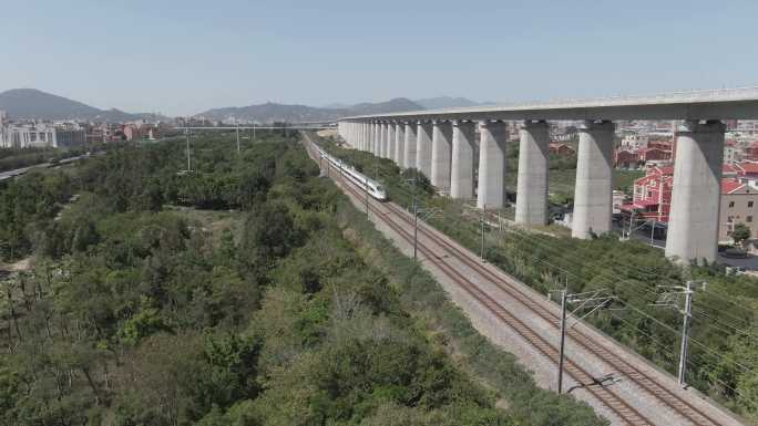 城际高速铁路飞驰的动车