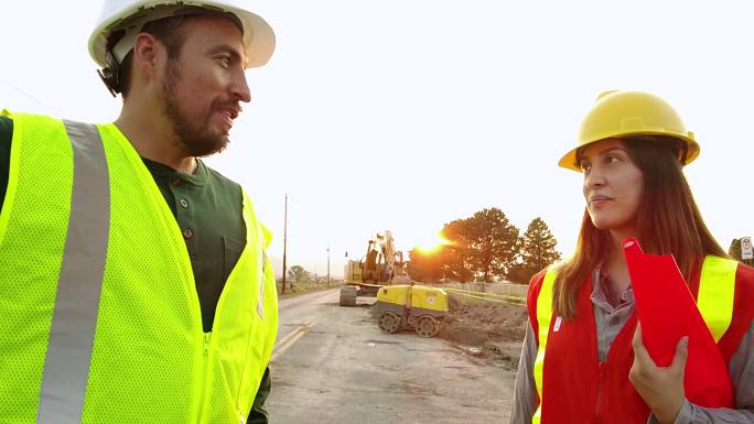 美国西部拉美裔男女道路施工和维护工人4K视频