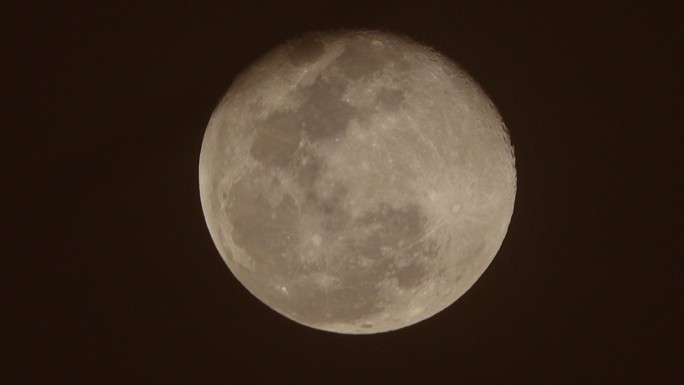 夜晚的超级月亮八月十五