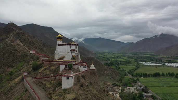 原创 西藏山南市雍布拉康寺庙建筑风光航拍