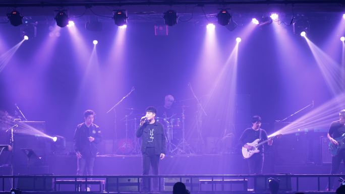 音乐会歌手和乐队在舞台上表演