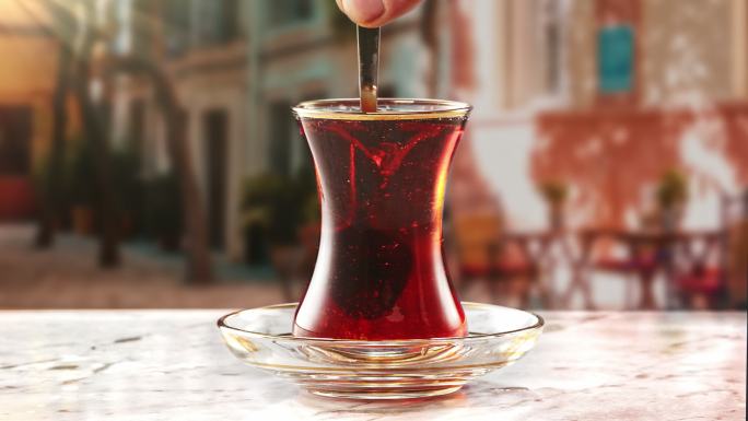搅拌传统的土耳其茶