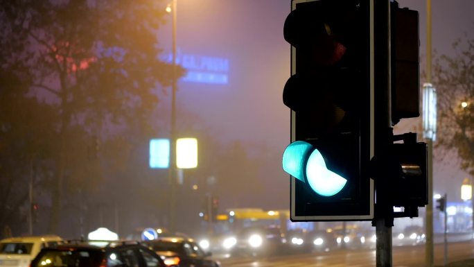 红绿灯变绿信号灯指示灯道路