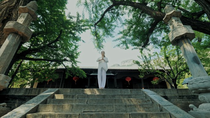 寺庙里做瑜伽的白衣女子 瑜伽 健身 健康