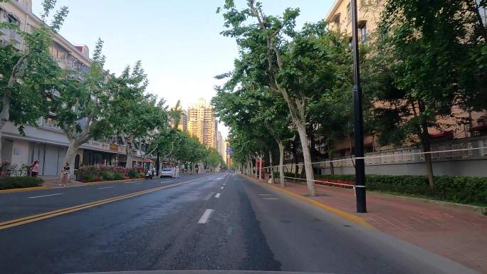 上海封城中的黄昏城区街道环境