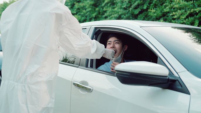 一名年轻男子在车上检测2019冠状病毒疾病。