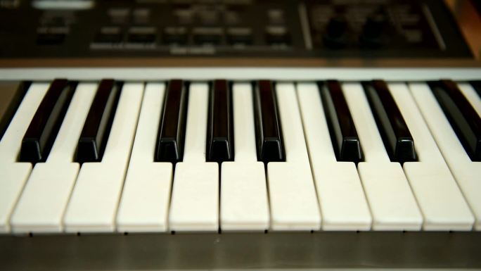 钢琴键盘实拍黑白键弹琴