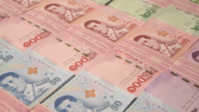 特写镜头：多利拍摄了不同叠的泰国纸币，泰国