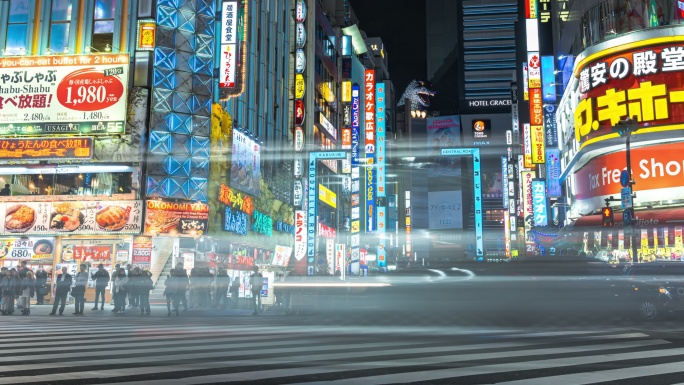 4K延时：缩小日本东京哥斯拉路新宿区夜间购物街上的交通和人群