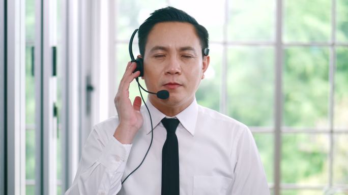 POV亚洲年轻商人、呼叫中心、客服在视频电话会议上发言