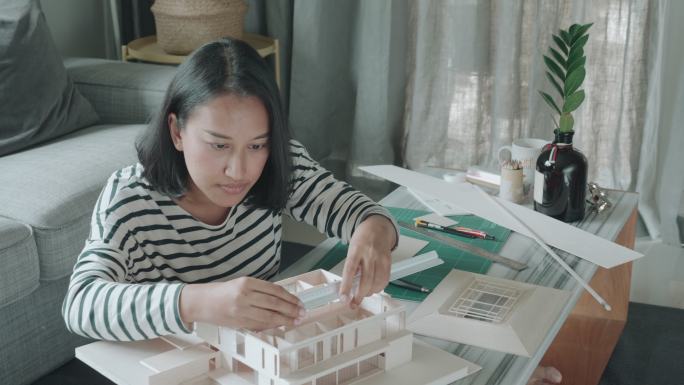 女建筑师用比例尺制作模型屋