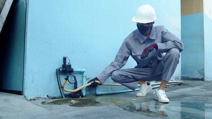 亚洲女技师检查员检查水泵管道电力电缆线路。工程师女性风险