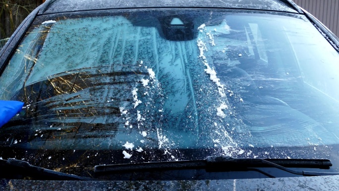汽车司机冬季欢乐玻璃铲雪宣传片