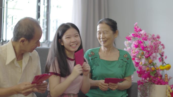 中国女孩在春节向祖父母祝福