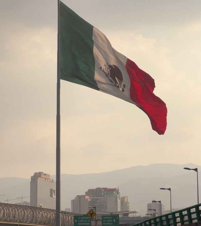 日落时墨西哥城的纪念旗