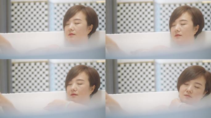 在浴缸里放松的女人。
