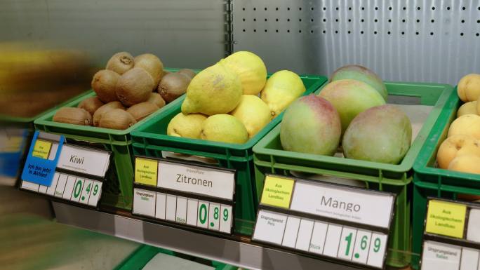 杂货店生产区国外水果售卖国外水果价格标签