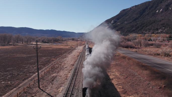 科罗拉多州杜兰戈附近公路上行驶的列车的无人机镜头