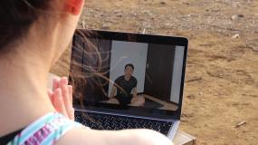 亚洲女性享受在线瑜伽课程视频素材