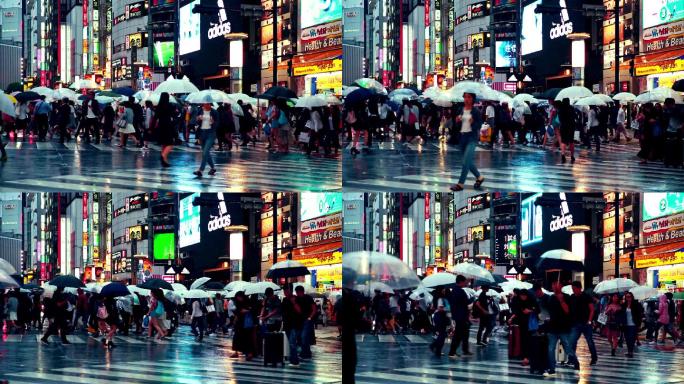 黄昏时分，雨中人群撑着雨伞在涉谷过马路