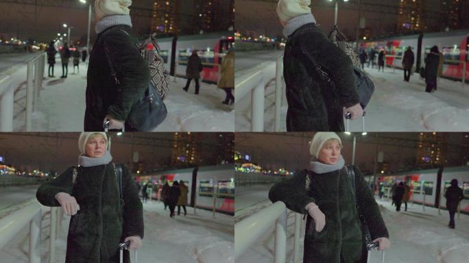 登机时间。在冬天寒冷的雪夜里，一位带着行李的成熟女性，一位游客，正在铁路站台上等待一列上车。她环顾四
