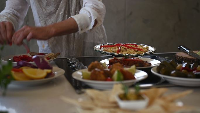 斋月妇女传统食物在厨房做饭