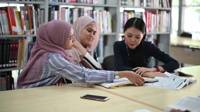 亚洲大学生在图书馆学习