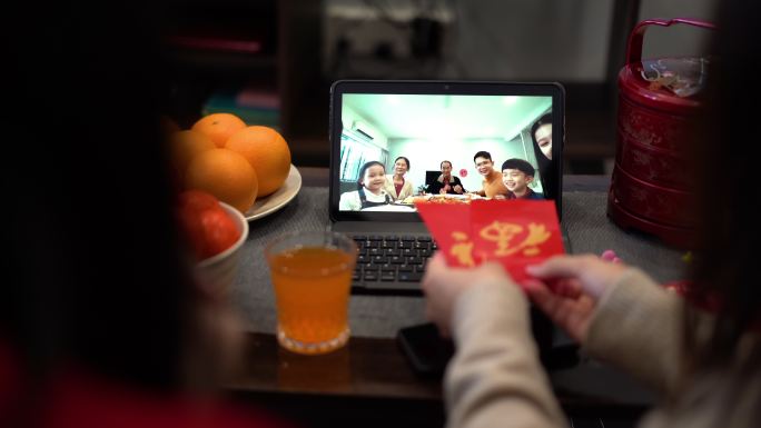 在客厅使用数字平板电脑视频通话进行春节聚会