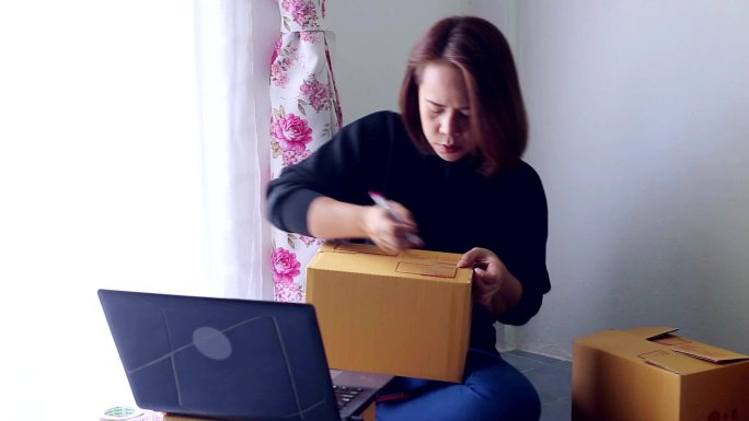 亚洲女性使用手机查看客户的电子邮件收件箱订单。网上购物