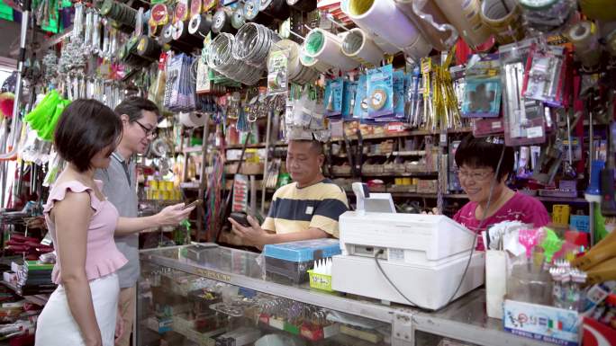 中国亚裔车主在客户通过电子钱包付款后使用POS系统生成收据