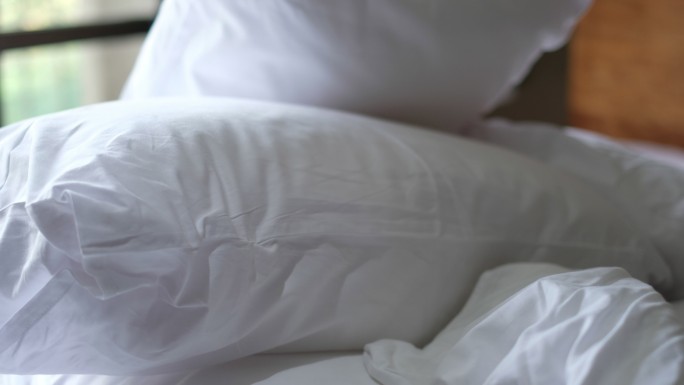 卧室床上的白色毛毯特写折痕