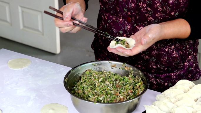 包中国饺子肉馅手工包饺子手工制作饺子特写