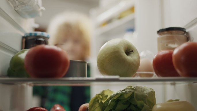 男孩从冰箱里拿苹果！