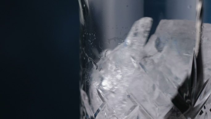 用冰块冷却鸡尾酒杯。