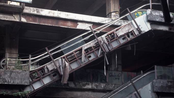 废弃建筑中损坏的自动扶梯。
