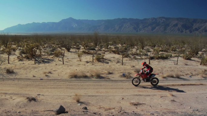 低排量摩托车越野摩托车摩托车拉力赛沙漠中